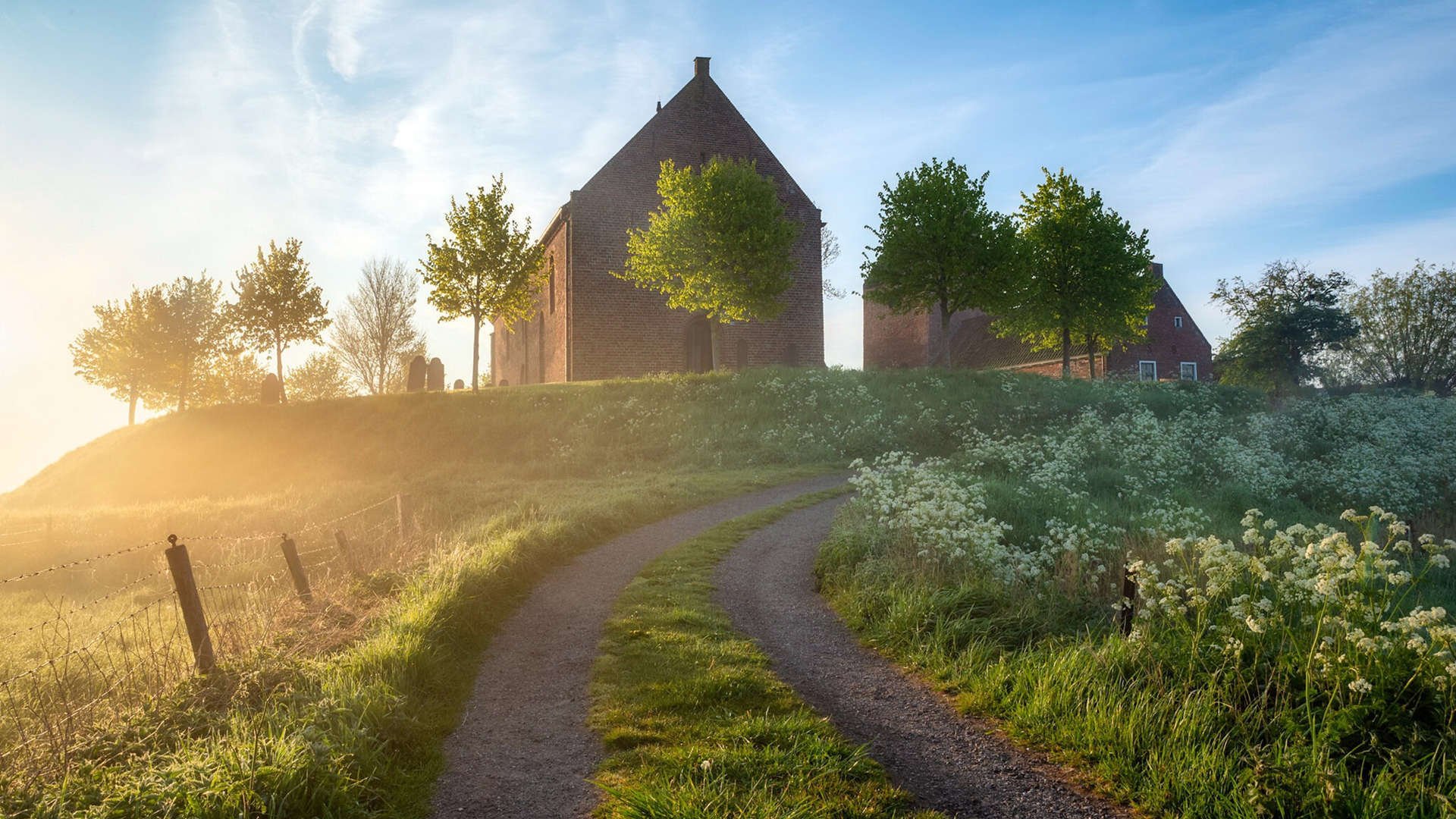 【规则深入】裁判如何应对比赛中的争议犯规?,比赛过程中当裁判员发现误判时只能在什么时间更改判决