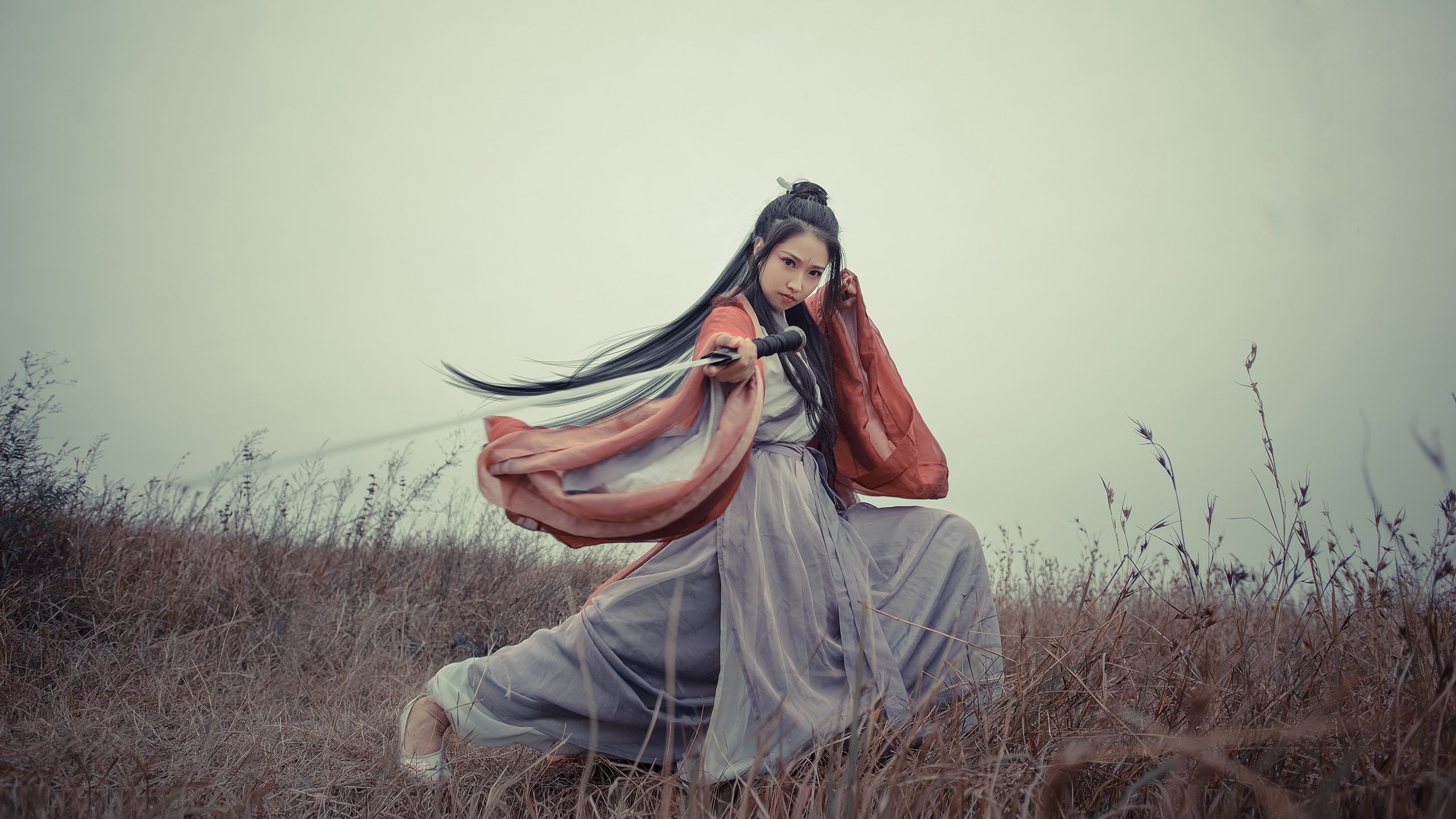 【规则深入】裁判如何应对比赛中的争议犯规?,比赛过程中当裁判员发现误判时只能在什么时间更改判决